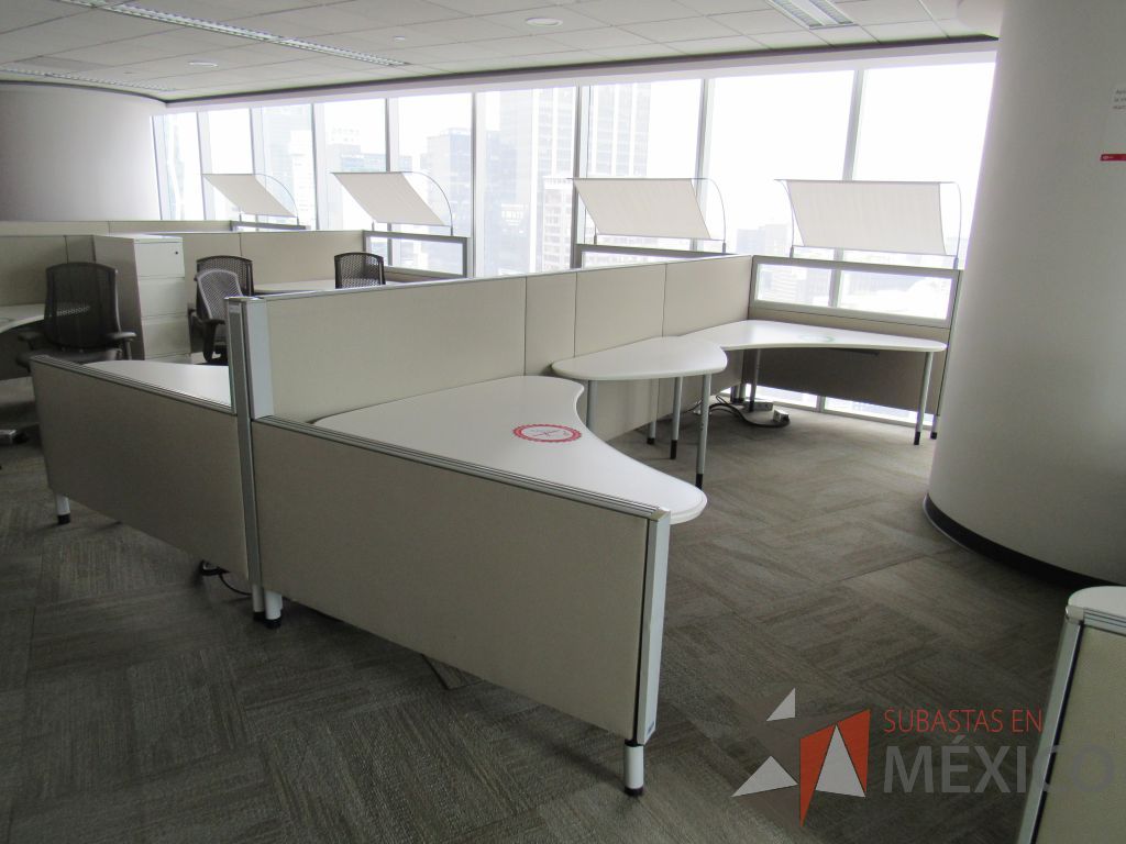 Lote 0367 - Estación de trabajo para 4 personas con cubiertas mampara metálica color beige y 2 archiveros móviles de 2 cajones - Imagen 4