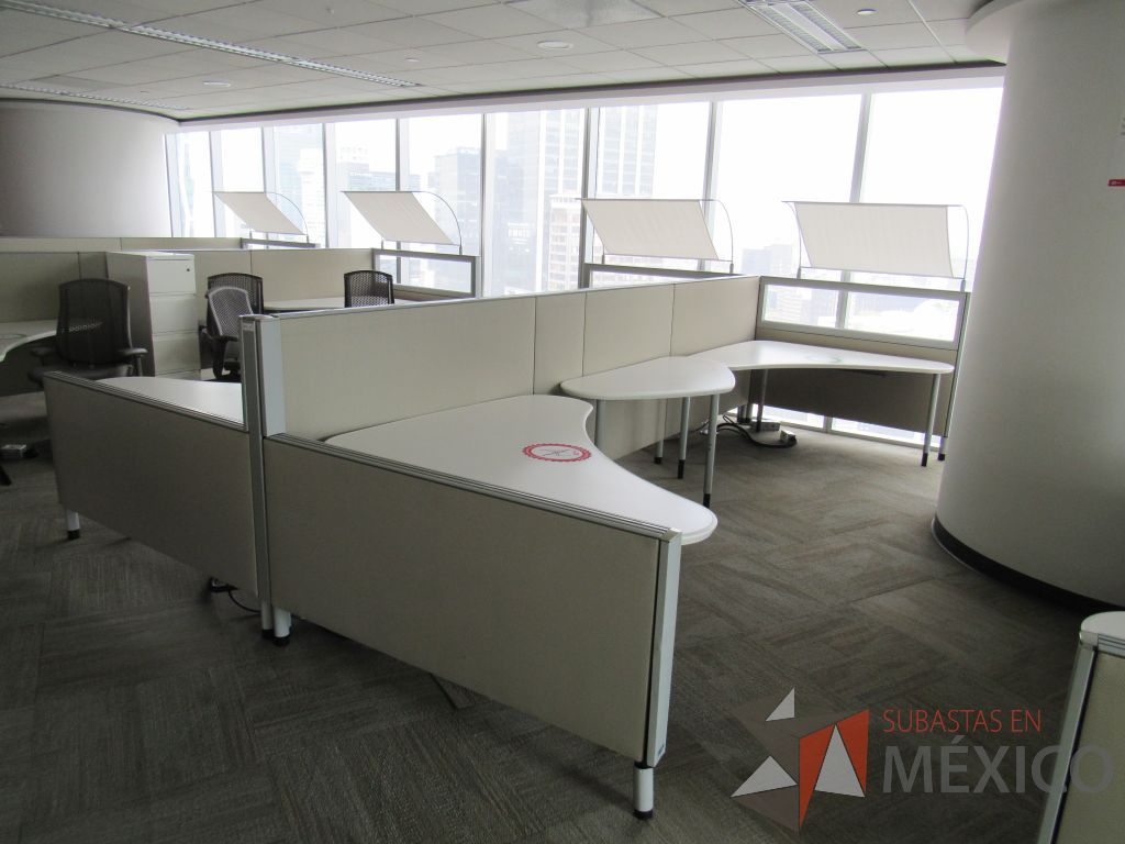 Lote 0367 - Estación de trabajo para 4 personas con cubiertas mampara metálica color beige y 2 archiveros móviles de 2 cajones - Imagen 5