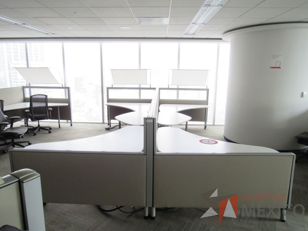 Lote 0367 - Estación de trabajo para 4 personas con cubiertas mampara metálica color beige y 2 archiveros móviles de 2 cajones - Imagen 6