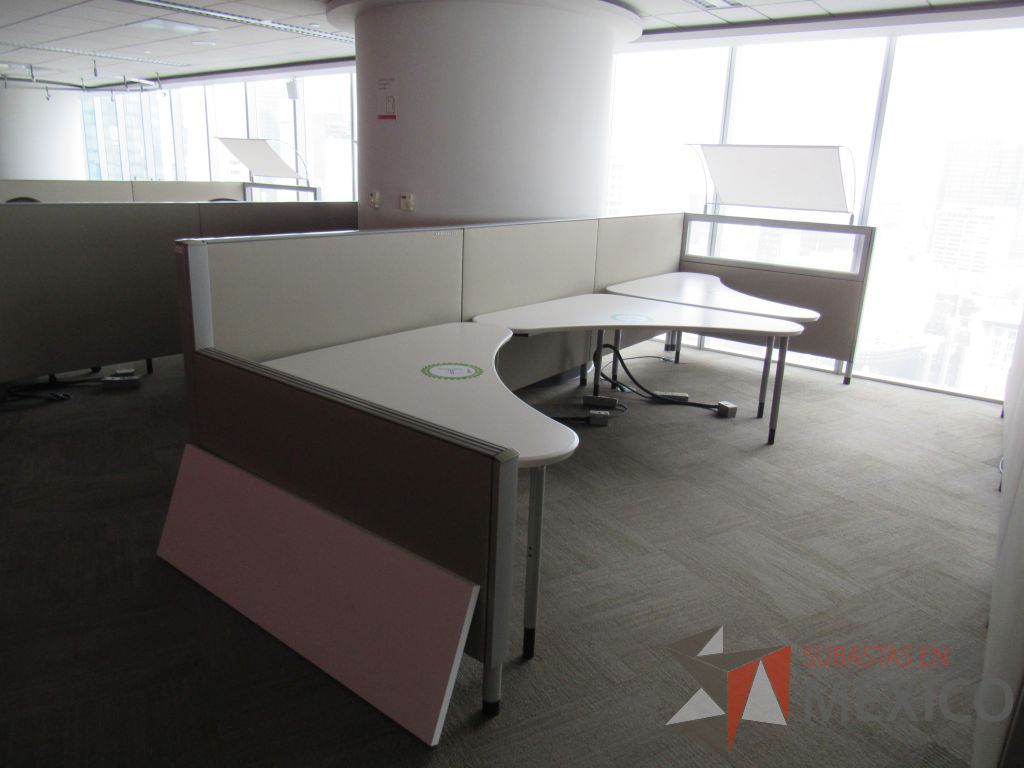 Lote 0367 - Estación de trabajo para 4 personas con cubiertas mampara metálica color beige y 2 archiveros móviles de 2 cajones - Imagen 7