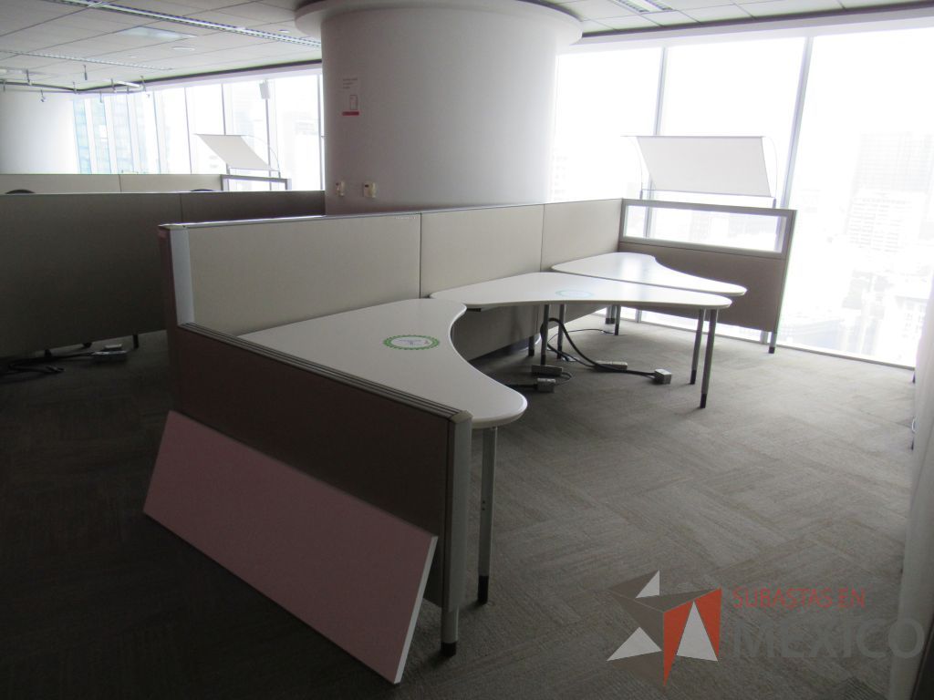 Lote 0367 - Estación de trabajo para 4 personas con cubiertas mampara metálica color beige y 2 archiveros móviles de 2 cajones - Imagen 8