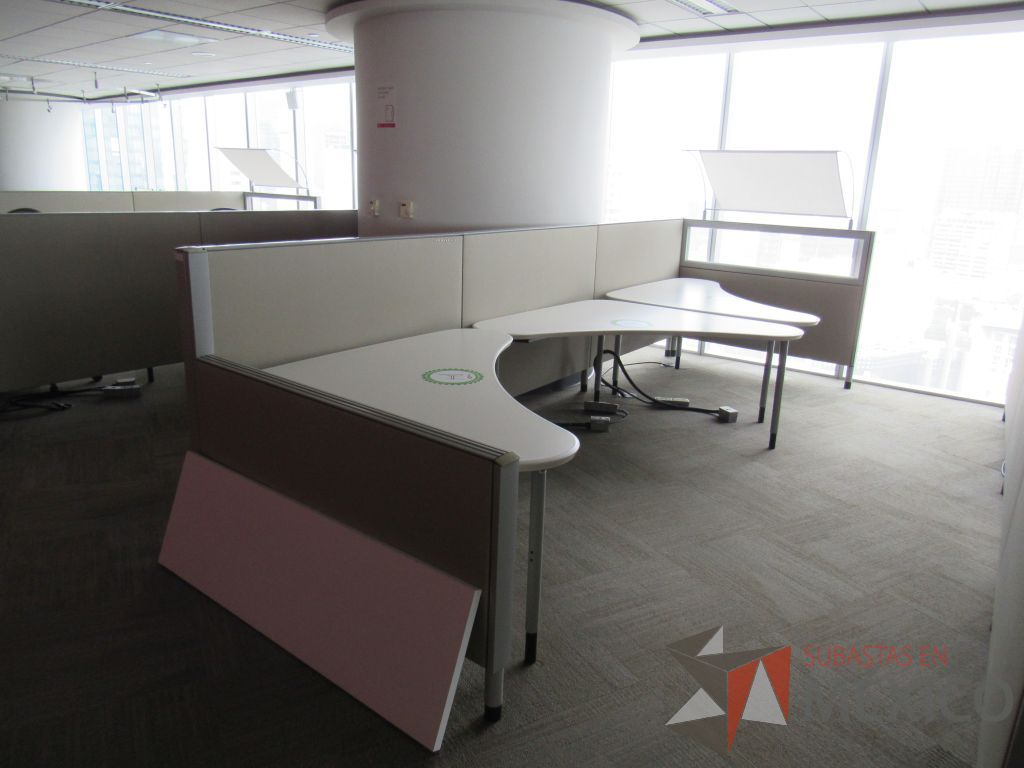 Lote 0367 - Estación de trabajo para 4 personas con cubiertas mampara metálica color beige y 2 archiveros móviles de 2 cajones - Imagen 9