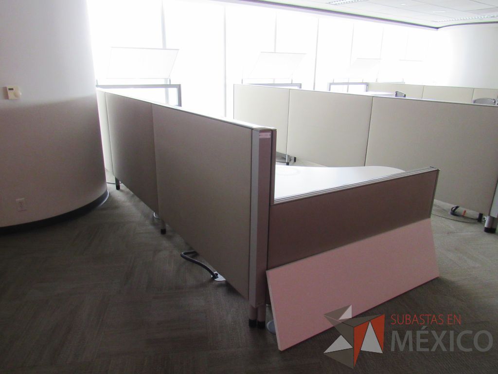 Lote 0367 - Estación de trabajo para 4 personas con cubiertas mampara metálica color beige y 2 archiveros móviles de 2 cajones - Imagen 10