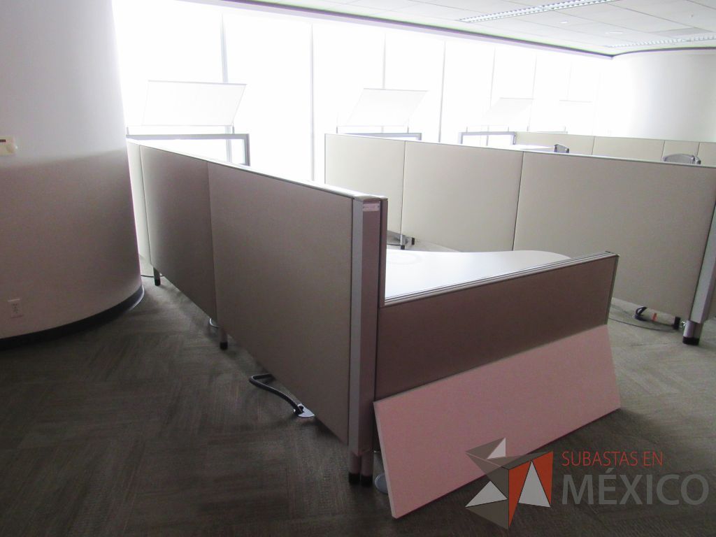Lote 0367 - Estación de trabajo para 4 personas con cubiertas mampara metálica color beige y 2 archiveros móviles de 2 cajones - Imagen 11