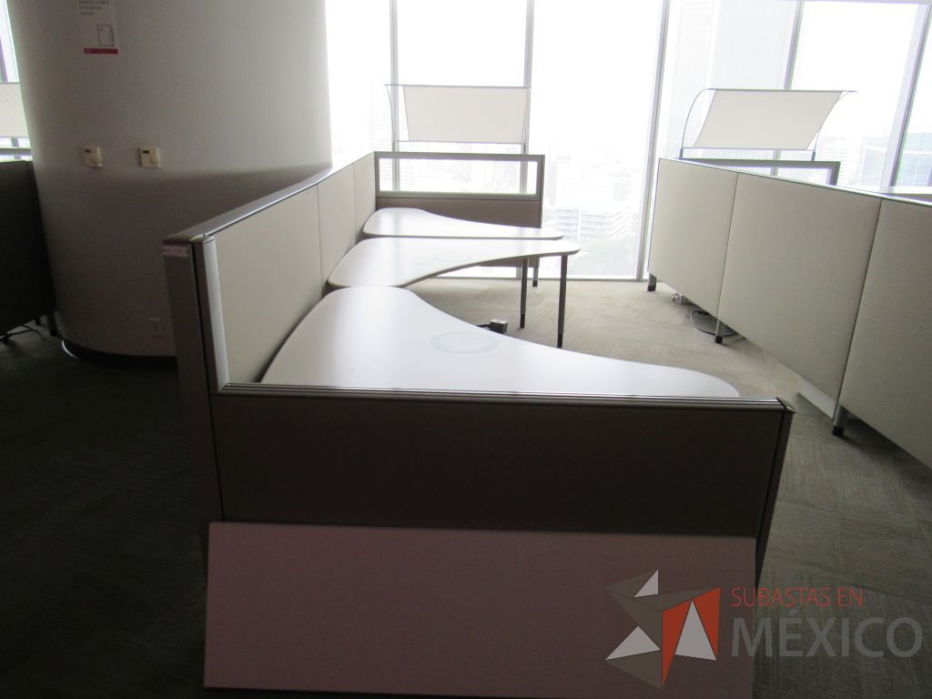 Lote 0367 - Estación de trabajo para 4 personas con cubiertas mampara metálica color beige y 2 archiveros móviles de 2 cajones - Imagen 13