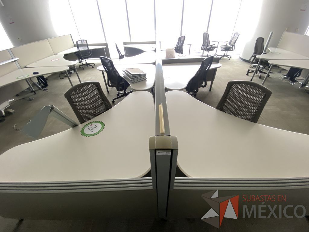 Lote 0323 - Estación de trabajo para 8 personas con cubiertas mampara metálica color beige y 8 archiveros móviles de 2 cajones - Imagen 9