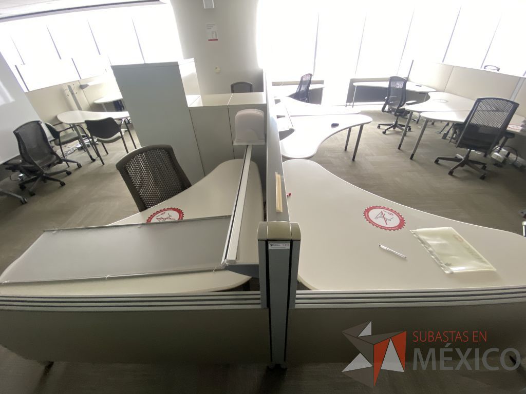 Lote 0324 - Estación de trabajo para 5 personas con cubiertas mampara metálica color beige y 5 archiveros móviles de 2 cajones