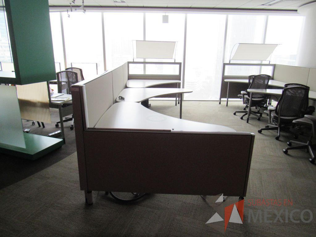 Lote 0377 - Estación de trabajo para 3 personas con cubiertas mampara metálica color beige y 3 archiveros móviles de 2 cajones - Imagen 3