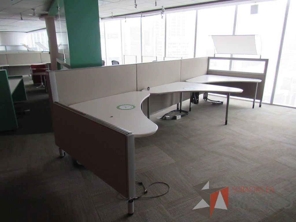 Lote 0377 - Estación de trabajo para 3 personas con cubiertas mampara metálica color beige y 3 archiveros móviles de 2 cajones