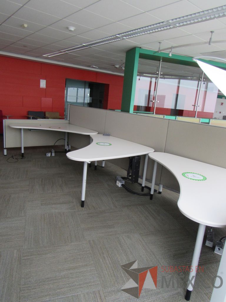Lote 0377 - Estación de trabajo para 3 personas con cubiertas mampara metálica color beige y 3 archiveros móviles de 2 cajones - Imagen 4