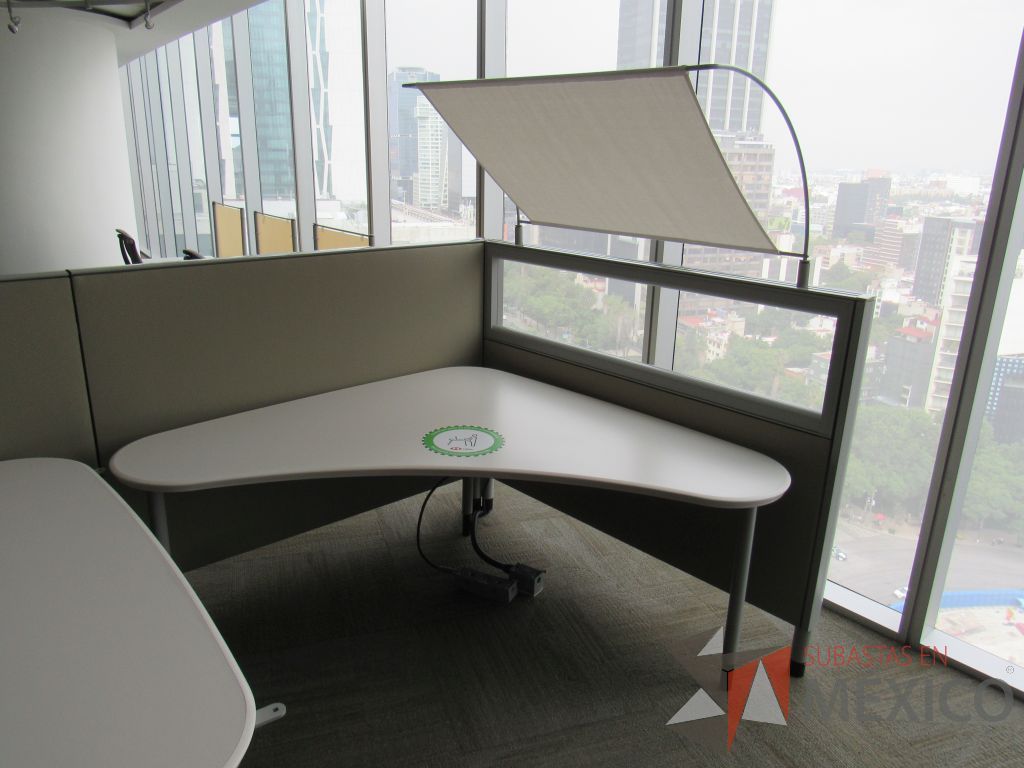 Lote 0377 - Estación de trabajo para 3 personas con cubiertas mampara metálica color beige y 3 archiveros móviles de 2 cajones - Imagen 5