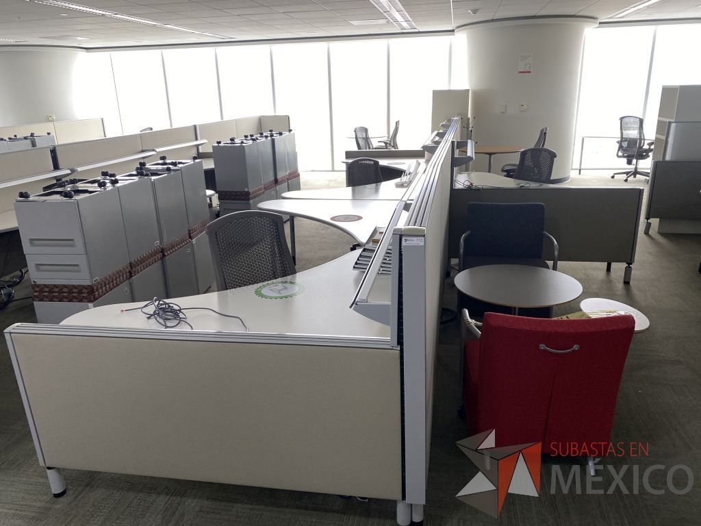 Lote 0327 - Estación de trabajo para 6 personas con cubiertas mampara metálica color beige y 6 archiveros móviles de 2 cajones - Imagen 2