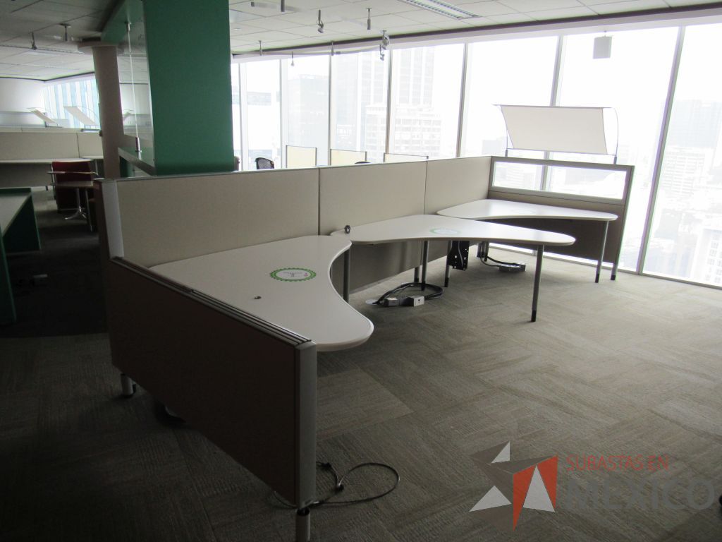 Lote 0377 - Estación de trabajo para 3 personas con cubiertas mampara metálica color beige y 3 archiveros móviles de 2 cajones - Imagen 8