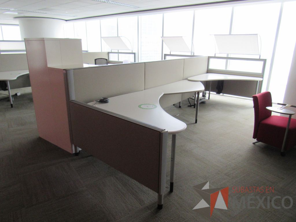 Lote 0384 - Estación de trabajo para 3 personas con cubiertas mampara metálica color beige y 3 archiveros móviles de 2 cajones - Imagen 2