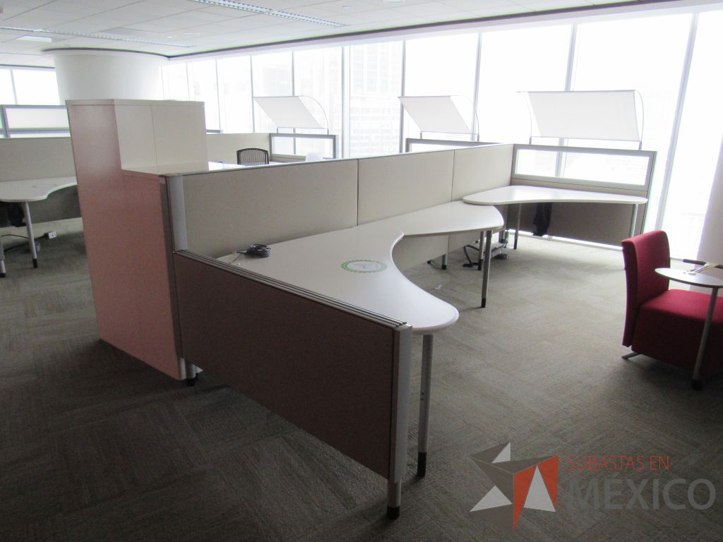 Lote 0384 - Estación de trabajo para 3 personas con cubiertas mampara metálica color beige y 3 archiveros móviles de 2 cajones - Imagen 3