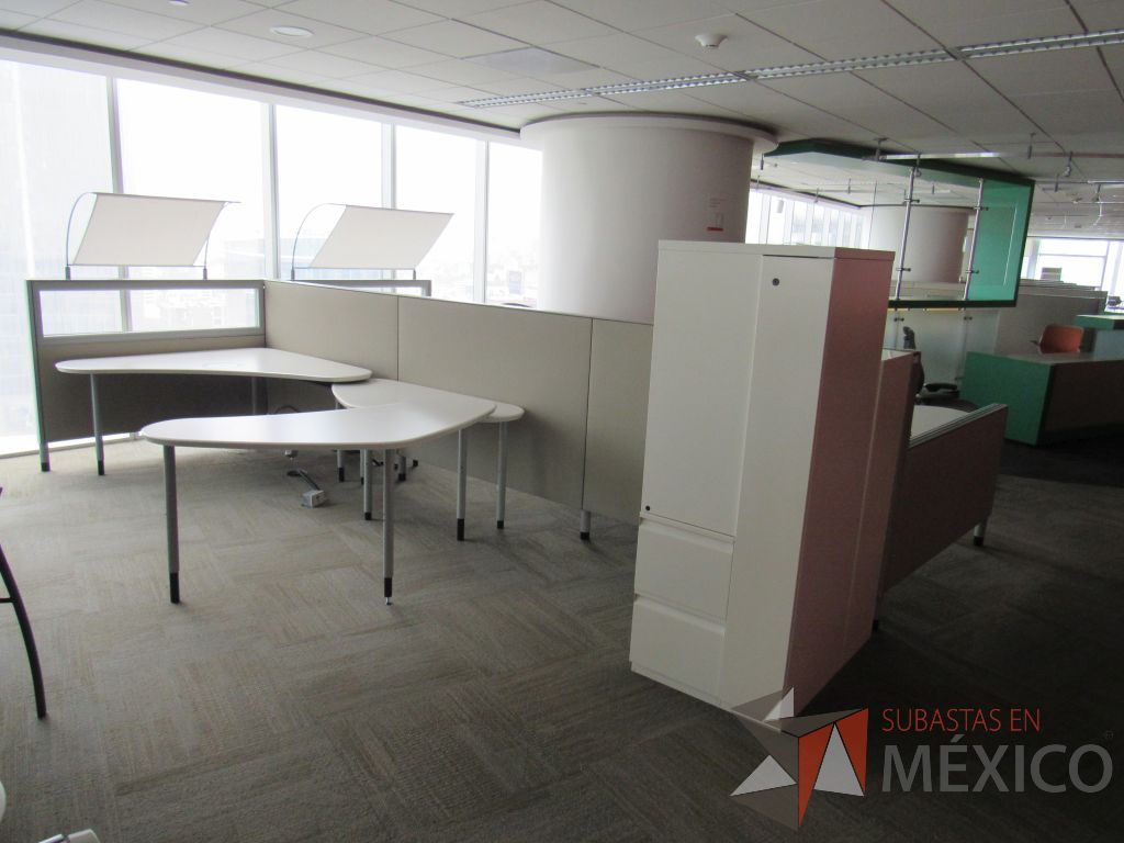 Lote 0384 - Estación de trabajo para 3 personas con cubiertas mampara metálica color beige y 3 archiveros móviles de 2 cajones - Imagen 4