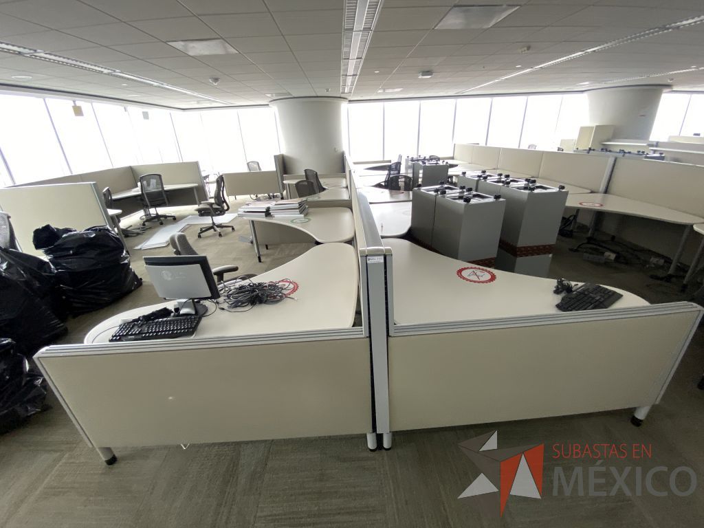 Lote 0332 - Estación de trabajo para 10 personas con cubiertas mampara metálica color beige y 10 archiveros móviles de 2 cajones - Imagen 5