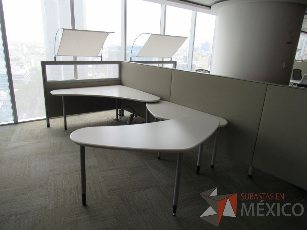 Lote 0384 - Estación de trabajo para 3 personas con cubiertas mampara metálica color beige y 3 archiveros móviles de 2 cajones - Imagen 6