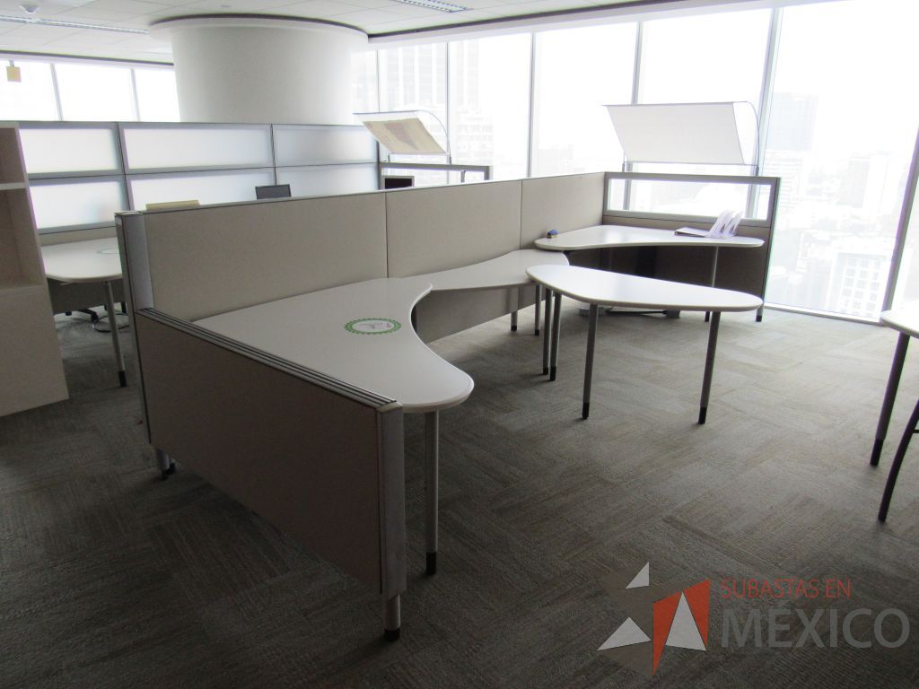 Lote 0385 - Estación de trabajo para 3 personas con cubiertas mampara metálica color beige y 3 archiveros móviles de 2 cajones - Imagen 2