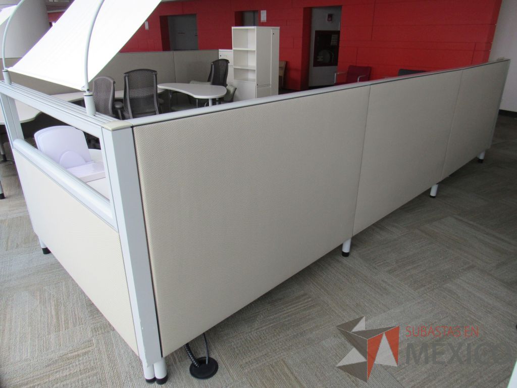 Lote 0385 - Estación de trabajo para 3 personas con cubiertas mampara metálica color beige y 3 archiveros móviles de 2 cajones - Imagen 5