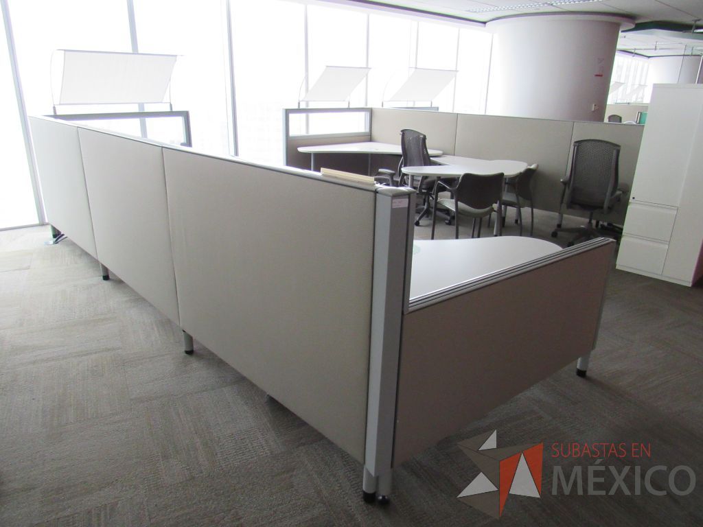 Lote 0385 - Estación de trabajo para 3 personas con cubiertas mampara metálica color beige y 3 archiveros móviles de 2 cajones - Imagen 6