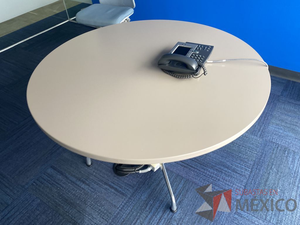 Lote 0288 - Mesa de trabajo con base metálica con ruedas y cubierta color beige