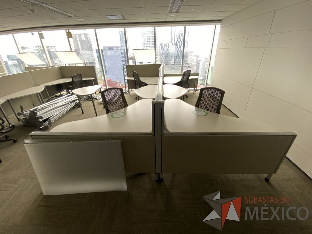 Lote 0355 - Estación de trabajo para 4 personas con cubiertas mampara metálica color beige y 4 archiveros móviles de 2 cajones - Imagen 6