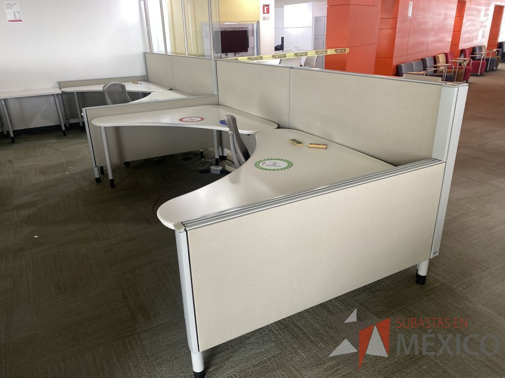 Lote 0361 - Estación de trabajo para 4 personas con cubiertas mampara metálica color beige y 4 archiveros móviles de 2 cajones - Imagen 11