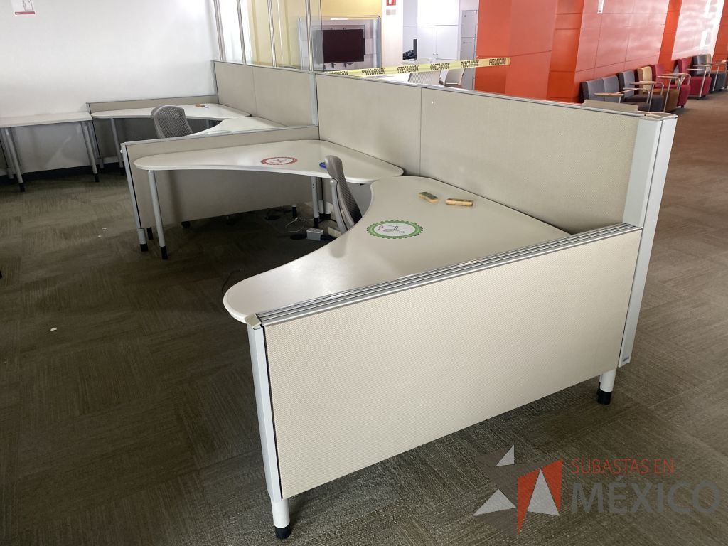 Lote 0361 - Estación de trabajo para 4 personas con cubiertas mampara metálica color beige y 4 archiveros móviles de 2 cajones - Imagen 12