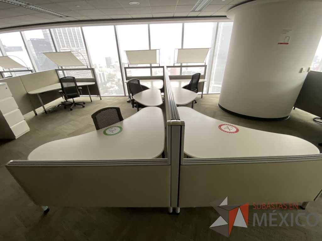 Lote 0367 - Estación de trabajo para 4 personas con cubiertas mampara metálica color beige y 2 archiveros móviles de 2 cajones - Imagen 16