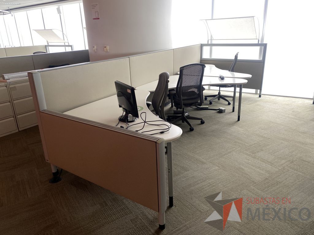 Lote 0377 - Estación de trabajo para 3 personas con cubiertas mampara metálica color beige y 3 archiveros móviles de 2 cajones - Imagen 9