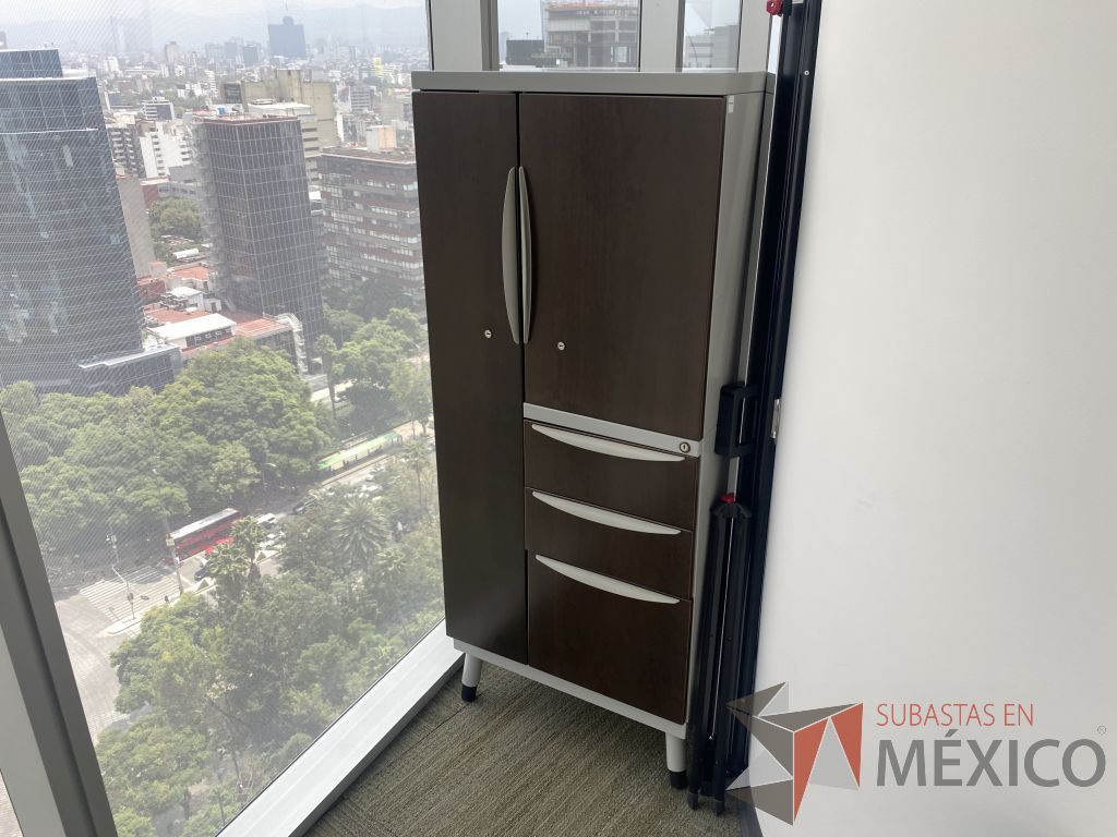 Lote 022 - Gabinete alto con 4 patas metálicas, 2 cajones, 2 puertas y 1 entrepaño