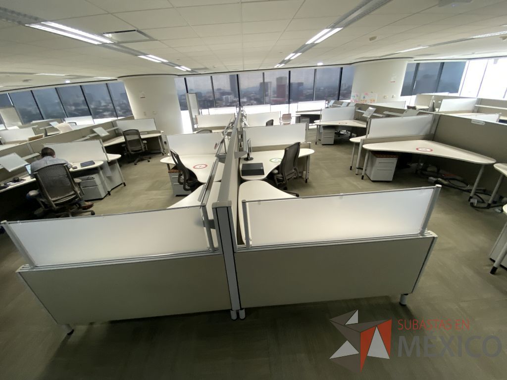 Lote 0104 - Estación de trabajo para 10 personas con cubiertas mampara metálica color beige y 10 archiveros móviles de 2 cajones