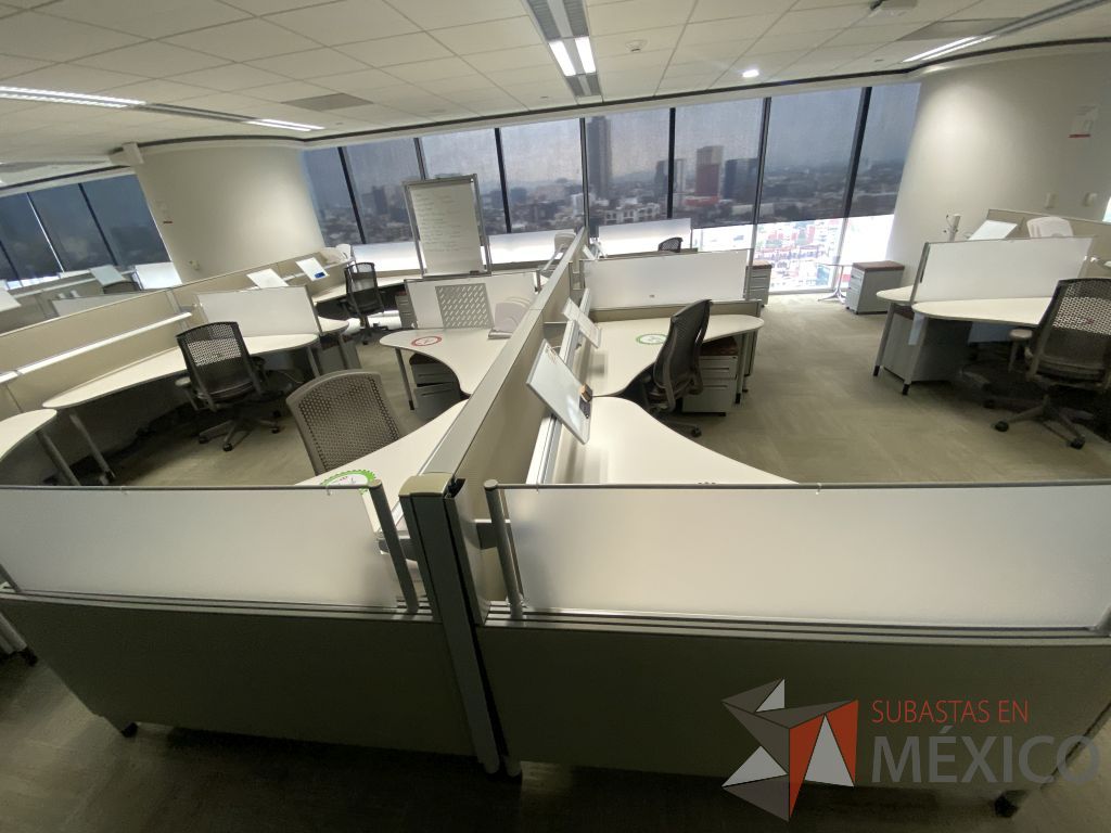Lote 0105- 2 Estaciones de trabajo para 8 personas con cubiertas mampara metálica color beige y 8 archiveros móviles de 2 cajones