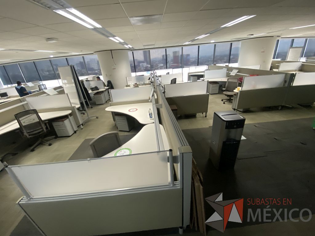 Lote 0107 - Estación de trabajo para 9 personas con cubiertas mampara metálica color beige y 9 archiveros móviles de 2 cajones