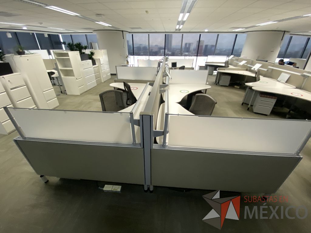 Lote 0109 - Estación de trabajo para 12 personas con cubiertas mampara metálica color beige y 12 archiveros móviles de 2 cajones