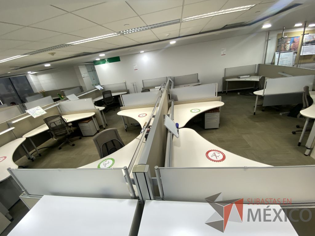Lote 0115 - Estación de trabajo para 8 personas con cubiertas mampara metálica color beige y 8 archiveros móviles de 2 cajones