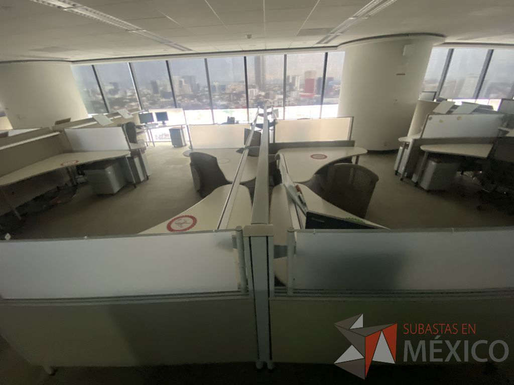 Lote 0206 - Estación de trabajo para 8 personas con cubiertas mampara metálica color beige y 8 archiveros móviles de 2 cajones - Imagen 2