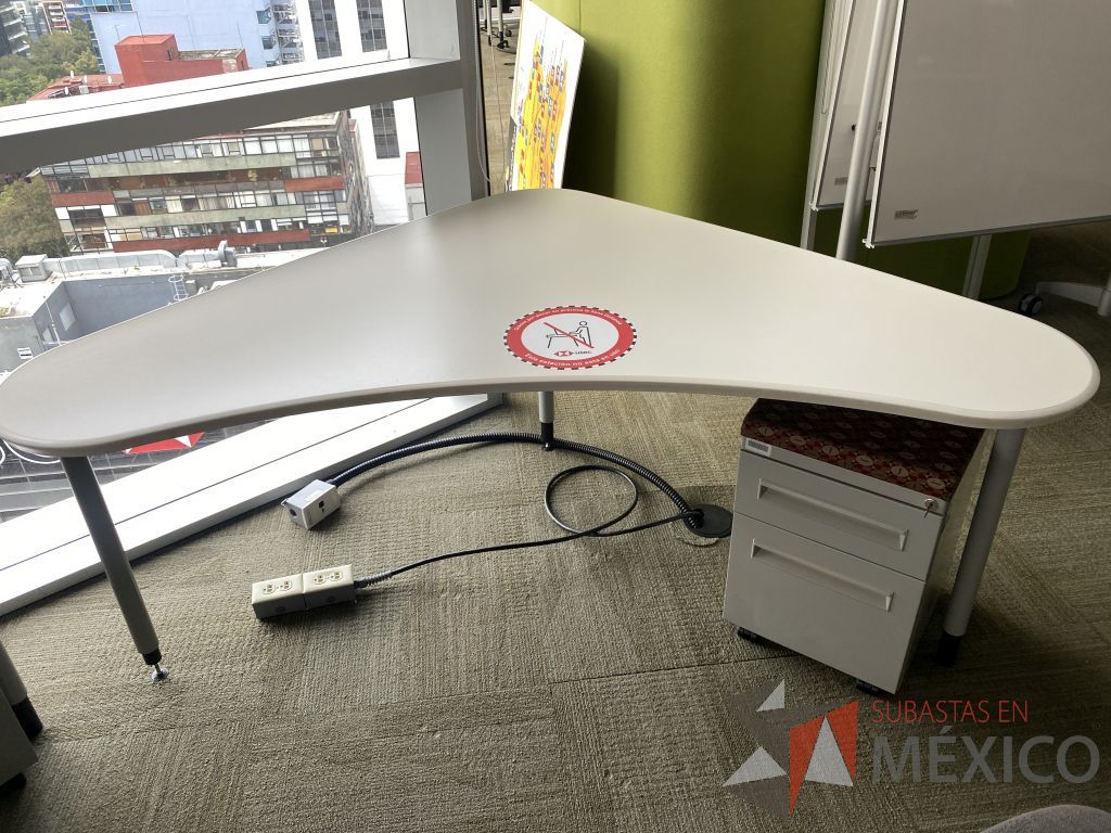 Lote 0223 - 2 Mesas de trabajo con 3 patas metálicas - Imagen 3