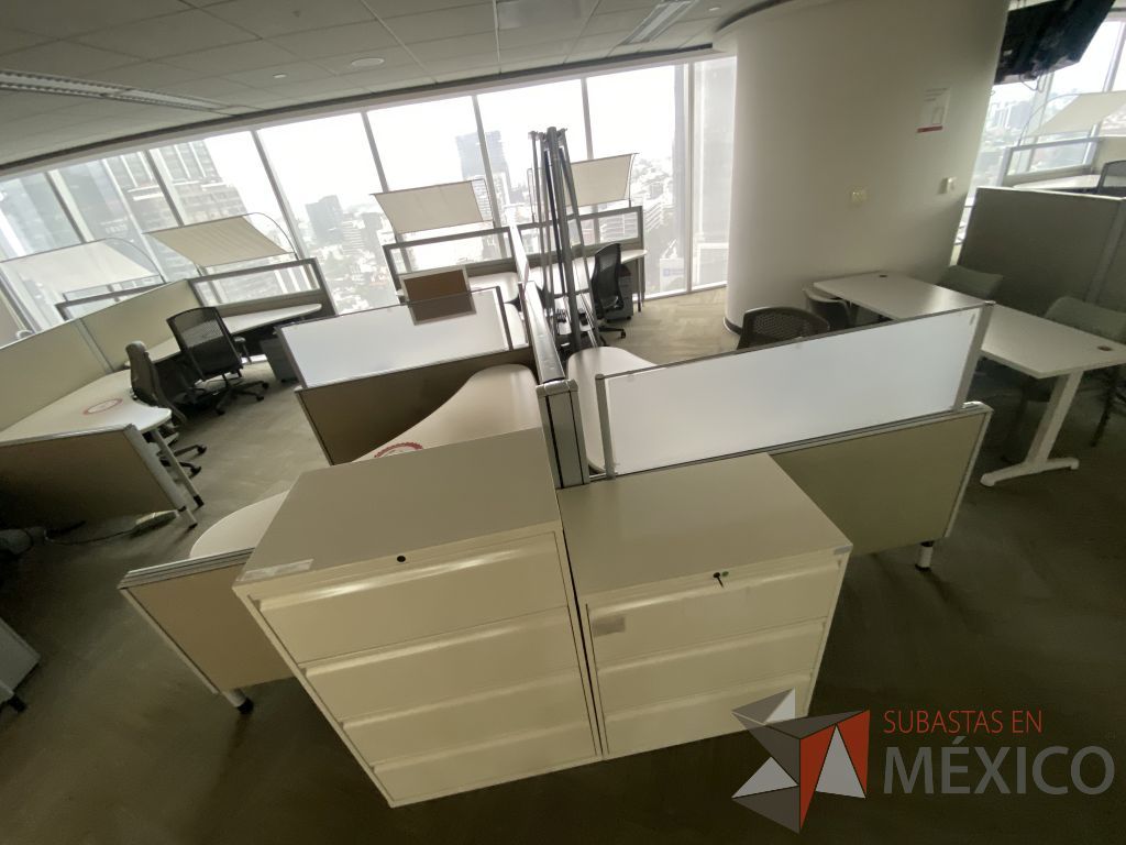 Lote 0228 - Estación de trabajo para 5 personas con cubiertas mampara metálica color beige y 5 archiveros móviles de 2 cajones - Imagen 2