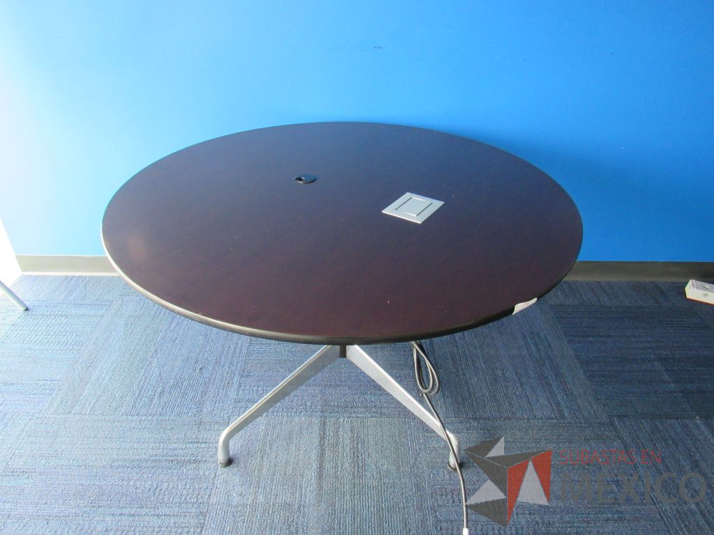 Lote 0547 - Mesa de trabajo circular con base metálica y cubierta color café