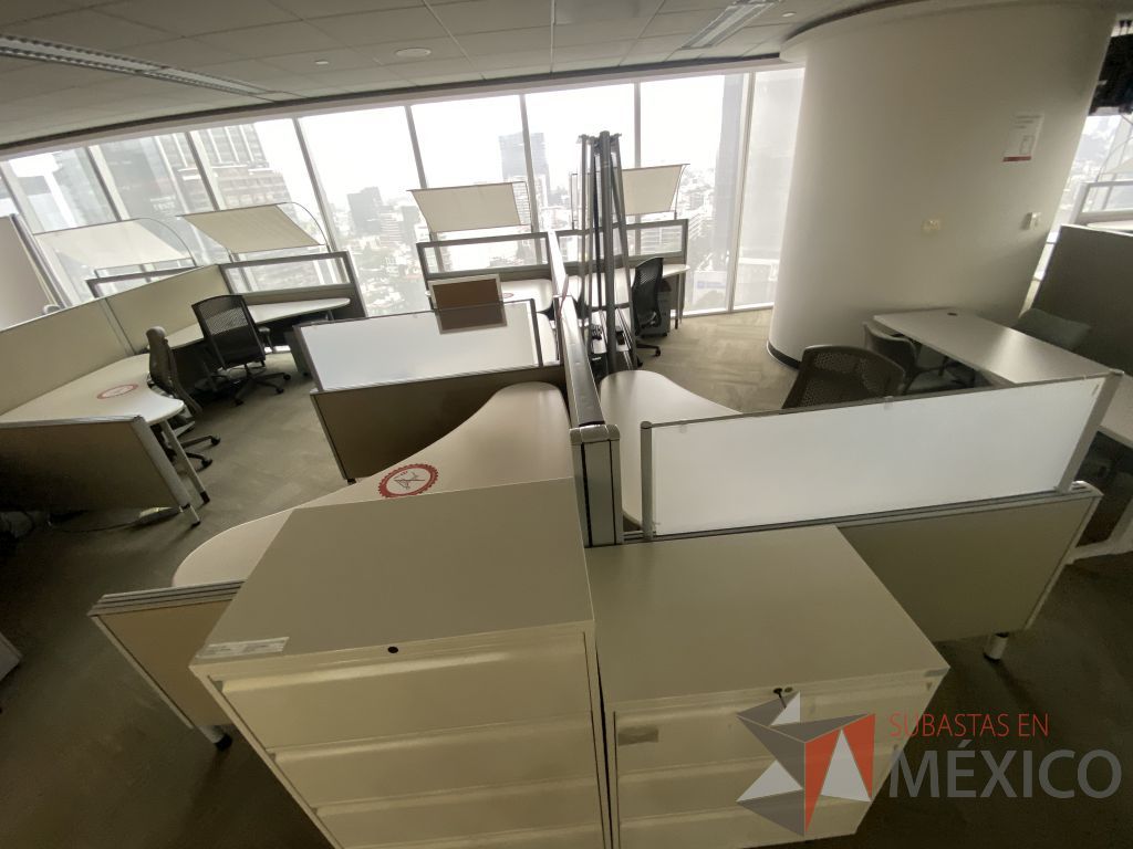 Lote 0228 - Estación de trabajo para 5 personas con cubiertas mampara metálica color beige y 5 archiveros móviles de 2 cajones