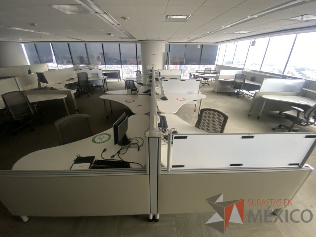 Lote 0703 -Estación de trabajo para 10 personas con cubiertas mampara metálica color beige y 10 archiveros móviles de 2 cajones