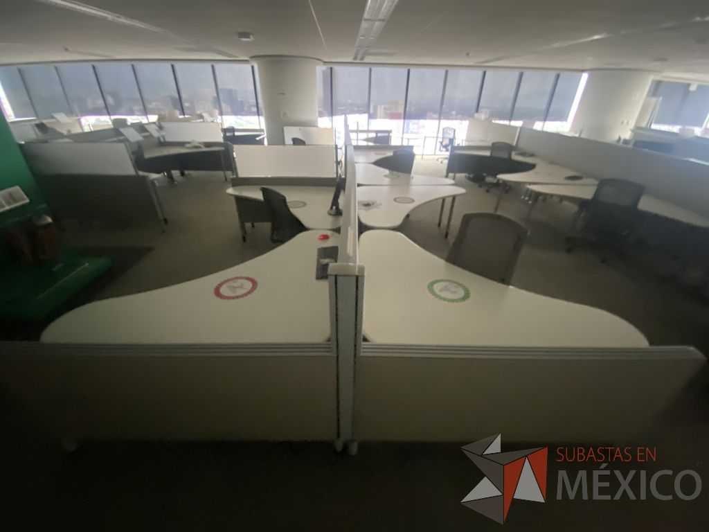 Lote 0711 - Estación de trabajo para 11 personas con cubiertas mampara metálica color beige y 11 archiveros móviles de 2 cajones - Imagen 2