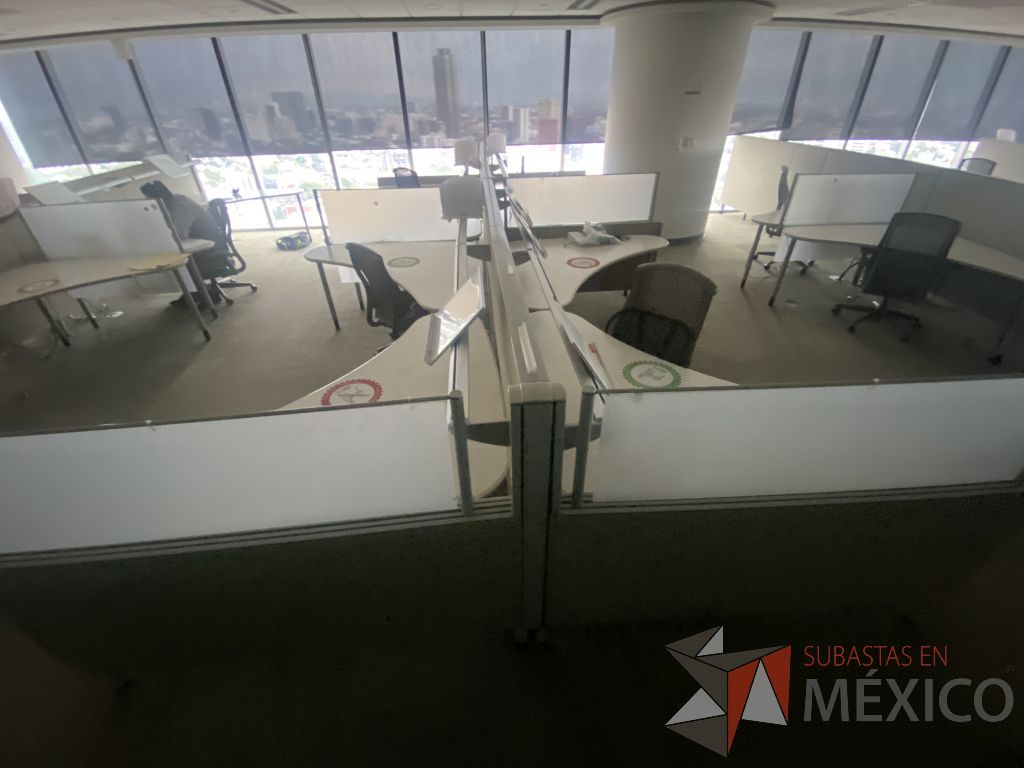 Lote 0713 - Estación de trabajo para 8 personas con cubiertas mampara metálica color beige y 8 archiveros móviles de 2 cajones - Imagen 2
