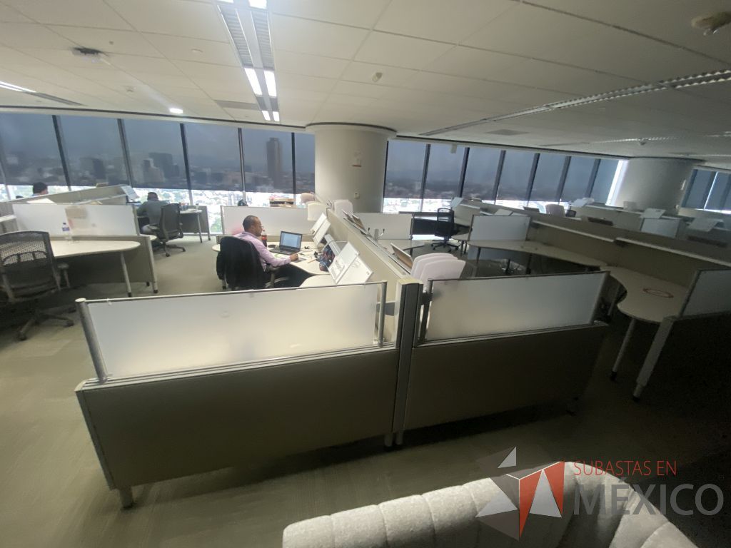 Lote 0715 - Estación de trabajo para 7 personas con cubiertas mampara metálica color beige y 7 archiveros móviles de 2 cajones