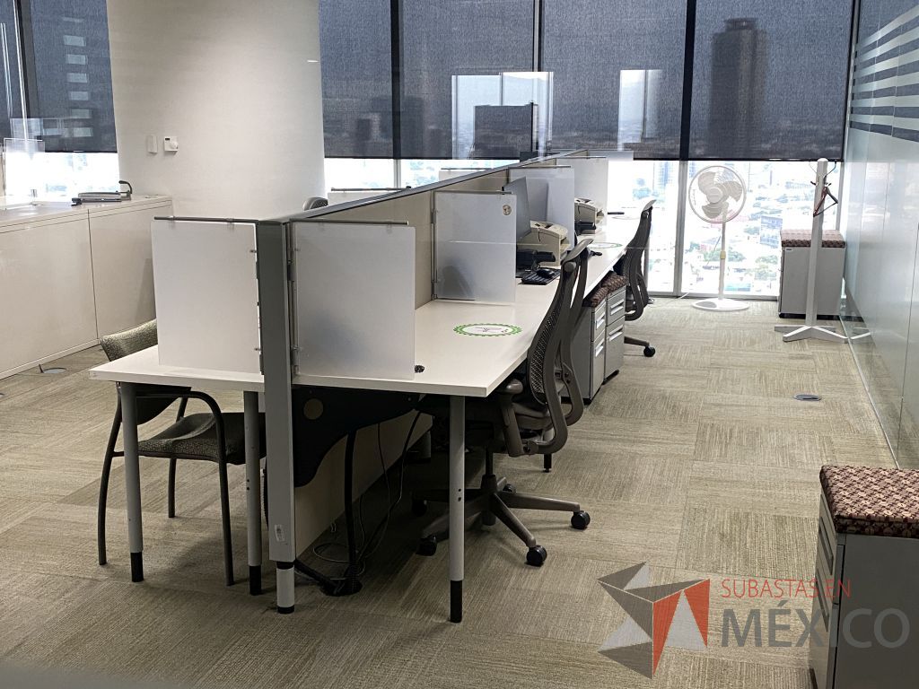 Lote 0717 - Estación de trabajo para 8 personas con base metálica, cubierta rectangular color blanco, mampara metálica y 8 archiveros móviles de 2 cajones