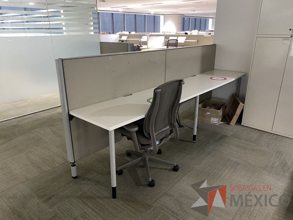 Lote 0719- Estación de trabajo para 2 personas con base metálica, cubierta rectangular color blanco, mampara metálica y 2 archiveros móviles de 2 cajones