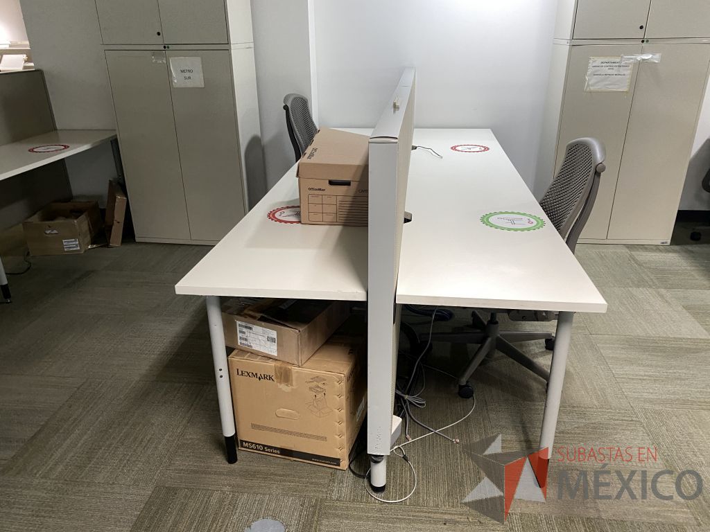 Lote 0724 - Estación de trabajo para 4 personas con base metálica, cubierta rectangular color blanco, mampara metálica y 4 archiveros móviles de 2 cajones