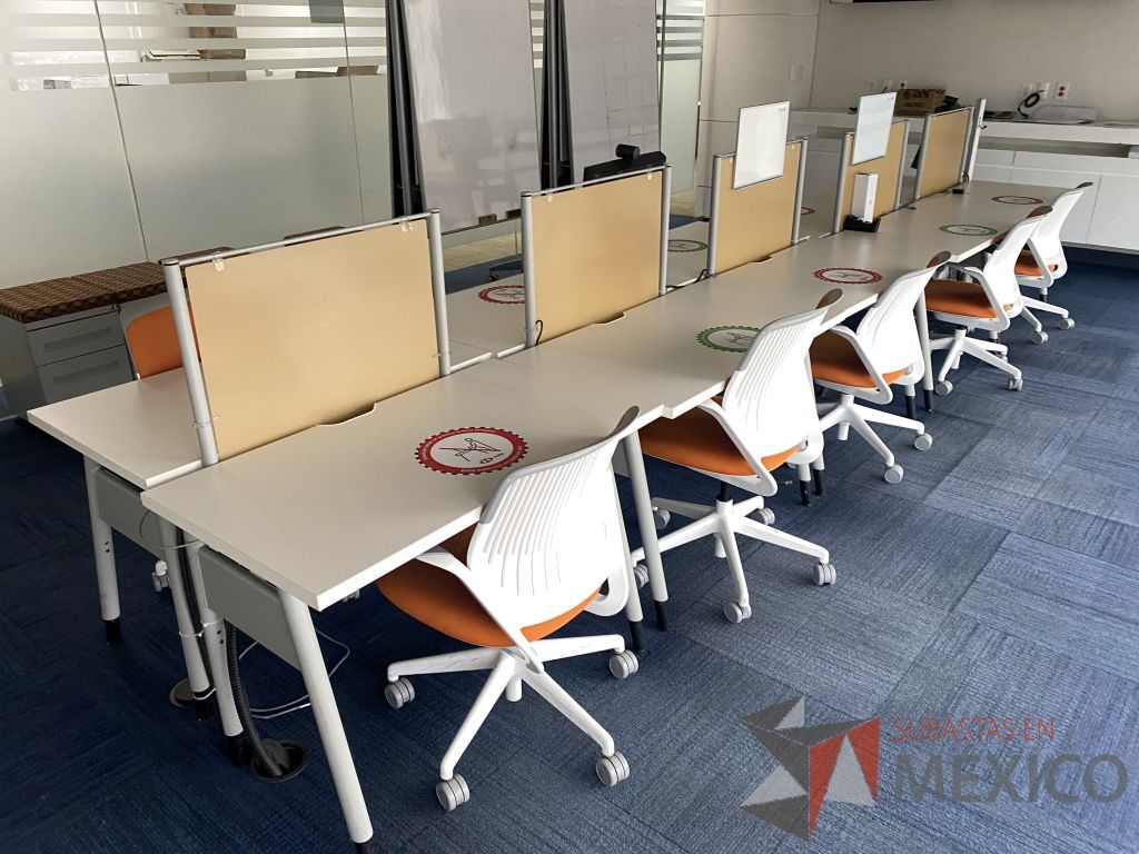 Lote 0727 - Estación de trabajo para 10 personas con base metálica, cubierta rectangular color blanco y mampara divisoria color naranja